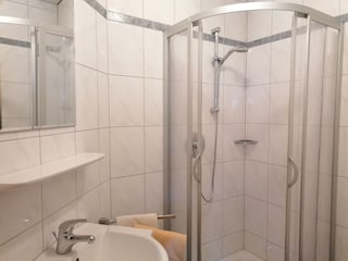 Badezimmer mit Dusche/WC des 2. DZ