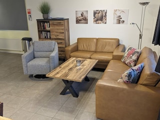 Wohnzimmer mit gemütlichem Sofa u. Sessel