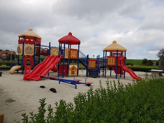 Großer Spielplatz im Park