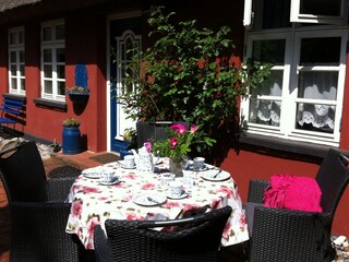 Frühstück im Freien auf sonniger Terrasse