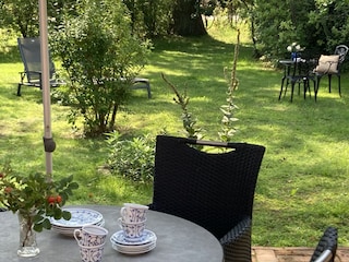 Blick von der Terrasse in den Garten