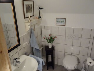 Die zweite Toilette in der oberen Ebene.