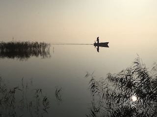 Angler am Herbstmorgen auf dem Bodden