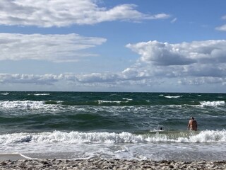 Vergnügen beim Baden in den Wellen