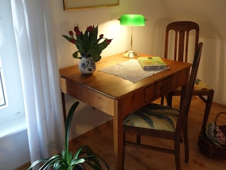 Kleiner Sitzplatz im oberen Schlafraum.
