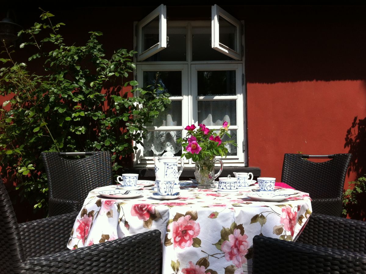 Frühstück im Sommer auf der Terrasse