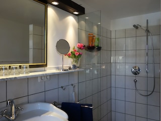 Modernes Bad mit bodengleicher Dusche