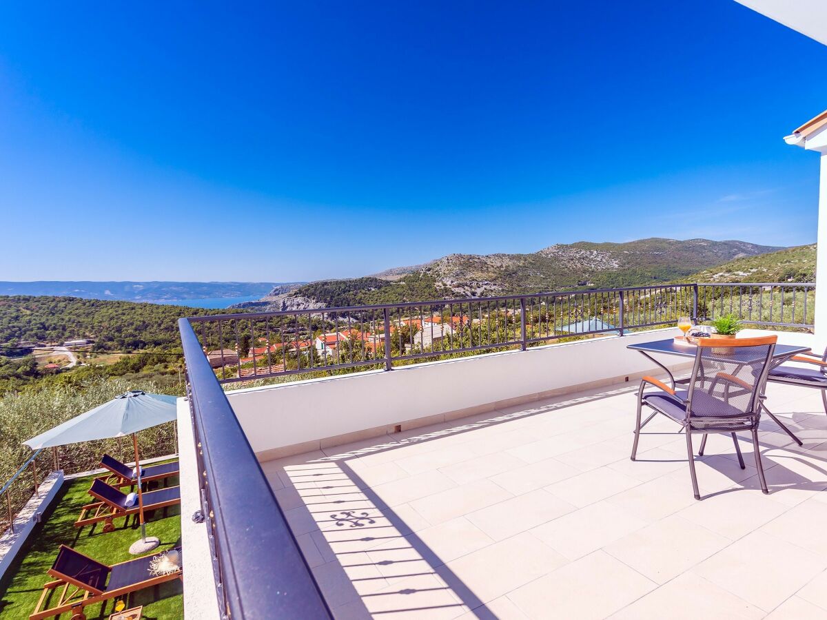 Eine Terrasse mit Blick auf den Pool