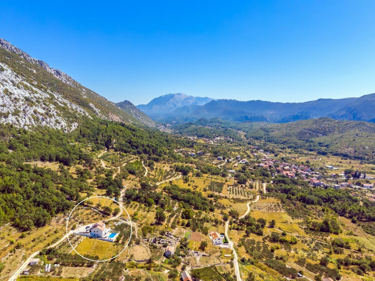 Die Villa befindet sich im Dorf Gata