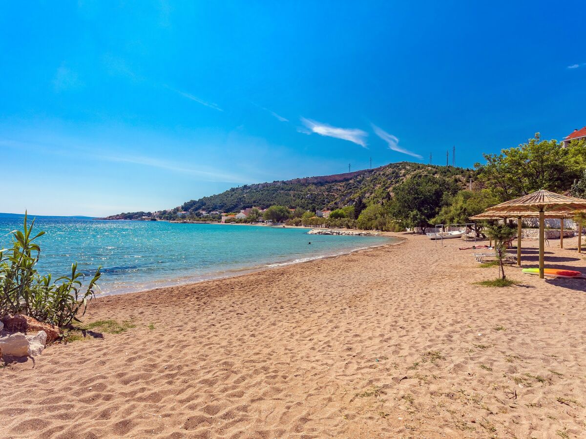 10 Autominuten (6 km) zum Sand- und Kiesstrand