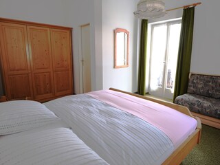 Schlafzimmer mit Balkontür