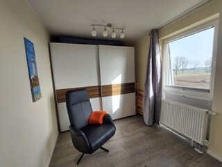Schlafzimmer mit Relaxsessel