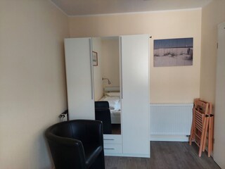 2. Schlafzimmer mit Kleiderschrank und Sessel