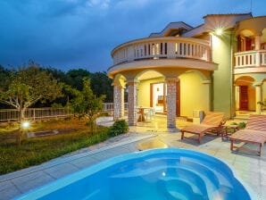 Villa Realiza tus sueños de vacaciones en nuestra hermosa propiedad. Ubicada en un lugar tranquilo y sereno, esta casa ofrece todas las comodidades que necesitas para sentirte como en casa. La propiedad cuenta con una amplia sala de estar, una cocina bien equipada, habitaciones cómodas y un amplio jardín para que disfrutes del aire libre. Además, está cerca de varias atracciones turísticas y actividades recreativas. No pierdas la oportunidad de vivir una experiencia inolvidable. Reserva ahora. - Sveti Filip y Jakov - image1