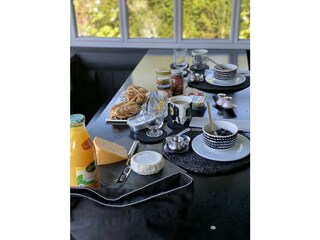 Gedeckter Tisch auf der überdachten Terrasse