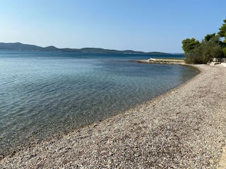 flach abfallender Strand