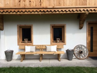 chalet_penzn_uderns_Hausansicht_Bank_vormhaus2