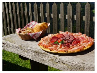 Jause mit Speckplatte im Garten genießen