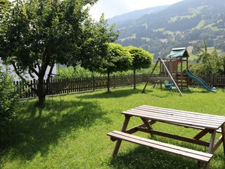 Garten mit Spielplatz Stumm-2 07.2021