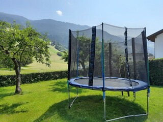 Garten mit Trampolin Stumm 07.2021