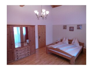 schlafzimmer_s_d_mit_tv_top_1__db_eb