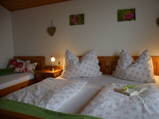 Schlafzimmer, Doppel- u. Einzelbett