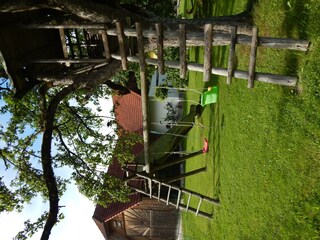 Spielplatz mit Baumhaus.