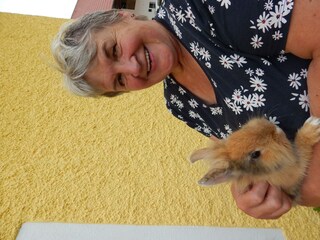 Oma Maria mit Hasenmädchen Nanni.