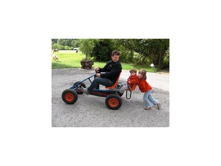 Gokartfahren im autofreien Innenhof