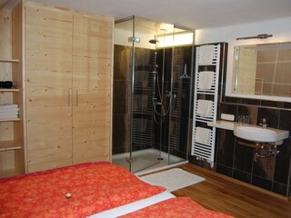 Holzwohnstudio Dusche Bett