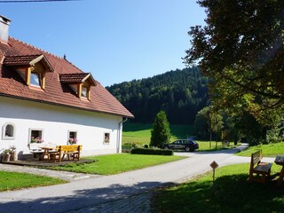 Hoffoto mit Sitzgelegenheit
