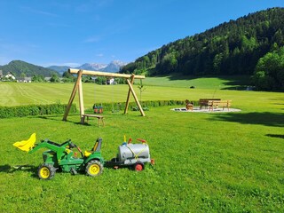 neuer Spielplatz mit Schaukel