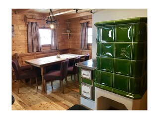 Esstisch mit Kachelofen