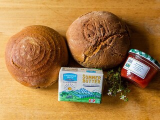 Bauernbrot, Marmelade u. Milch