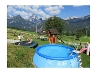 großer Kinderspielbereich gut einsehbar