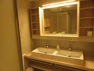 Badezimmer mit Doppelwaschbecken