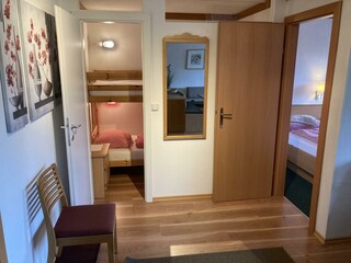 Blick ins Schlafzimmer & Kinderschlafbereich