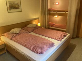 Schlafzimmer mit Doppelbett & Stockbett