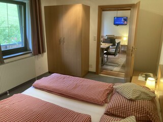 Blick vom Schlafzimmer ins Wohnzimmer