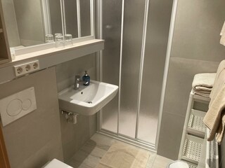 Badezimmer mit Dusche/WC