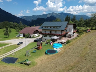 Terrasse & Spielbereich direkt beim Haus