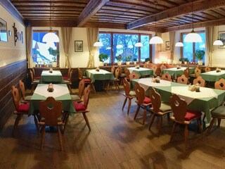 zwei Gaststuben im Haus