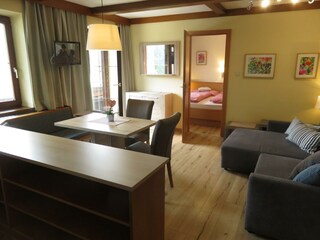 Wohnzimmer mit Balkon zu den Bergen