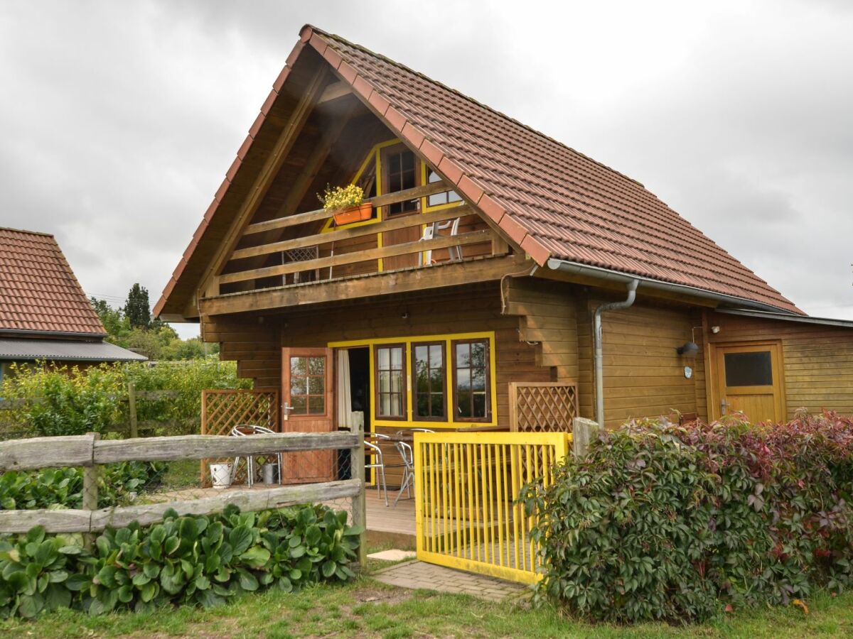 Eingang zum gelben Blockhaus