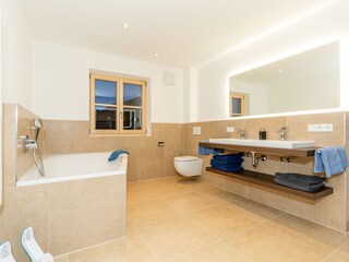 Bad 1 mit Whirlpool Badewanne für zwei und Sauna