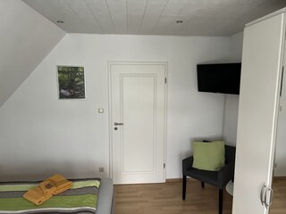 1. Schlafzimmer mit TV, Bett 180x200, Safe