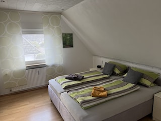 1. Schlafzimmer, mit Rollladen und Fliegengitter