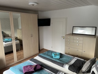 2.Schlafzimmer mit TV, Bett 180x200