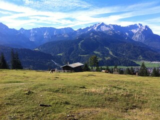 Eckenhütte mit Blick zum Zugspitzmassiv mit Alpspitze