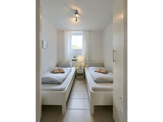 Schlafzimmer mit zwei Einzelbetten